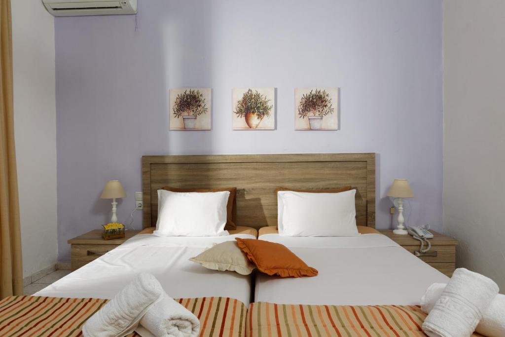 Postel nebo postele na pokoji v ubytování Zorbas Hotel