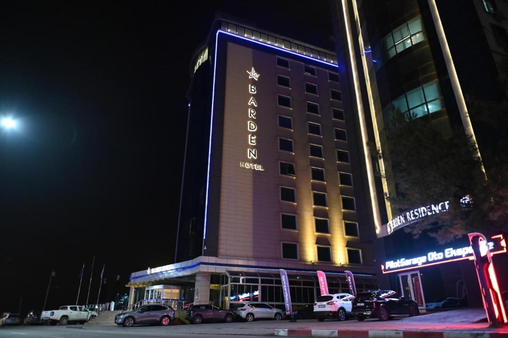 un edificio alberghiero con auto parcheggiate in un parcheggio di Barden Hotel&Spa a Siirt