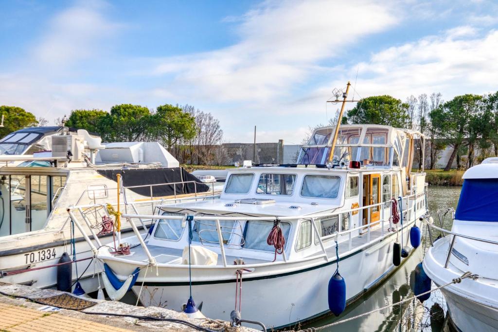 a group of boats docked at a dock at Bateau Gré - Sur le quai in Saint-Gilles
