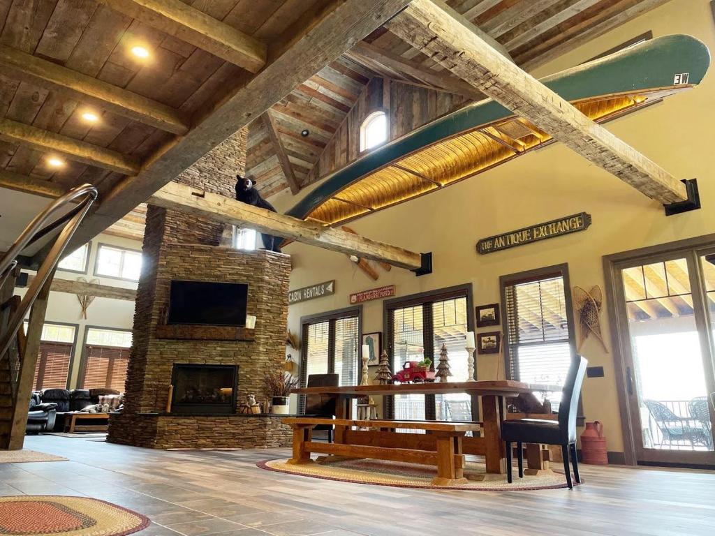 Et opholdsområde på Downeast Sunset Luxury Lakehouse