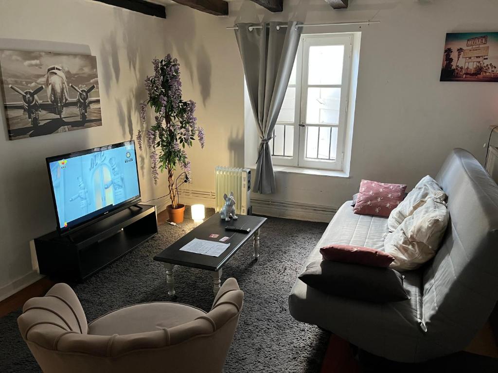 Et tv og/eller underholdning på Appart Hôtel Le Victor Hugo 3 G sa pizza offerte