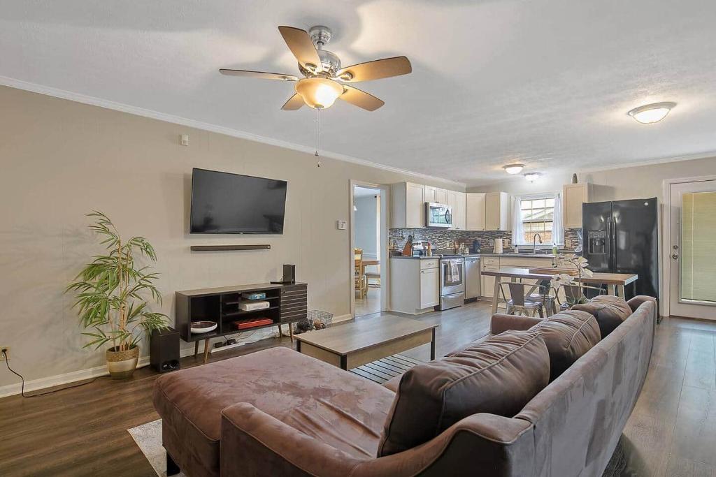 费耶特维尔Home Base的配有沙发和吊扇的客厅