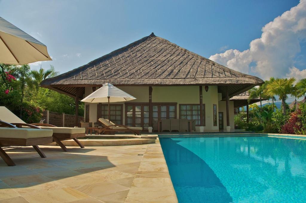 une villa avec piscine et une maison dans l'établissement Beachfront Villa Nirwana with Private Jacuzzi, à Pengastulan