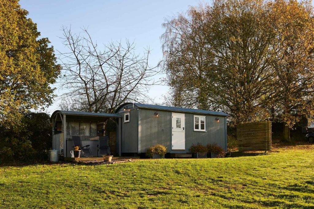 een klein huisje in een tuin in een veld bij Host and Stay - Florence in Marsham