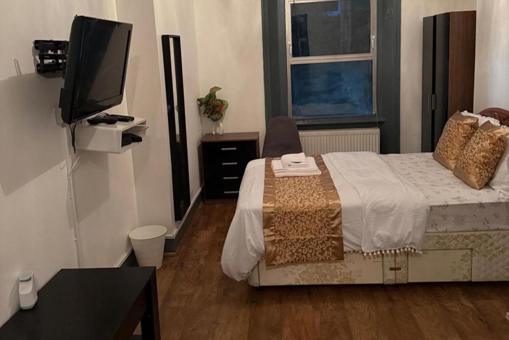 Postel nebo postele na pokoji v ubytování Cozy London House Retreat