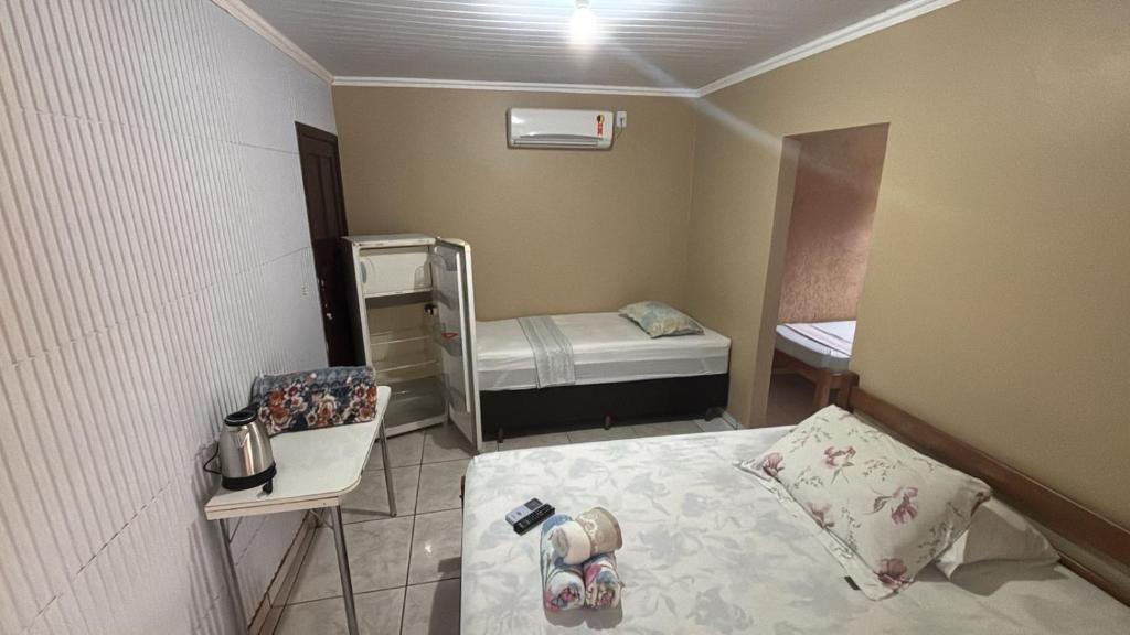 En eller flere senge i et værelse på Recanto Pousada JU&JU com piscina COMPARTILHADA