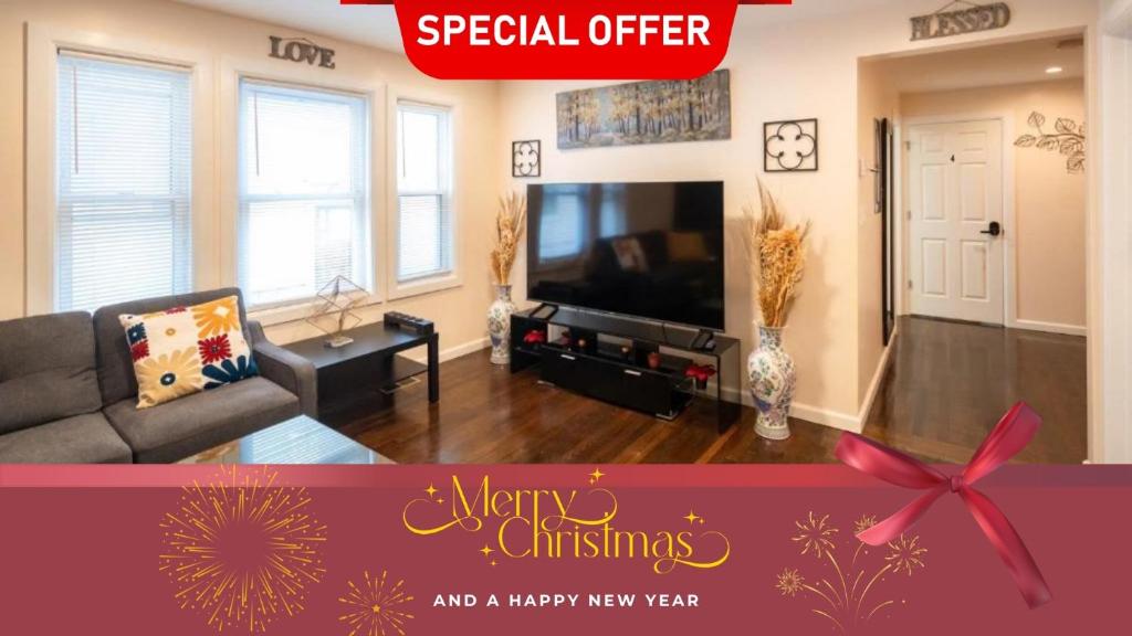 Una sala de estar con una feliz navidad y un próspero año nuevo. en 30-1 - 4BR Boston - Cozy Apt near Geneva Cliffs, en Boston