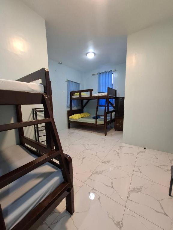 En eller flere senge i et værelse på Rey's Pension House - Barkadahan