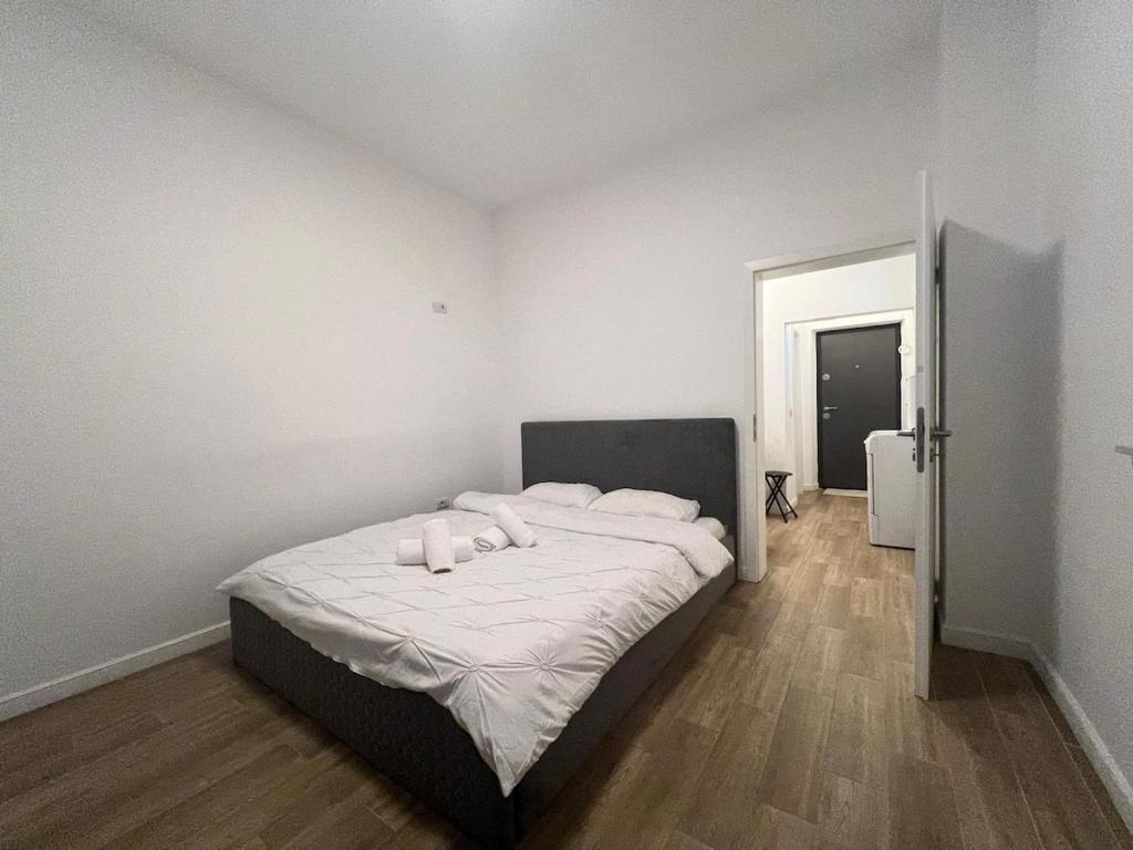 ein Schlafzimmer mit einem Bett und zwei Kissen darauf in der Unterkunft Unirii Square Studio in Iaşi