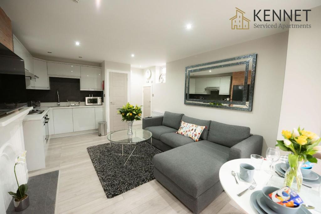 een woonkamer met een bank en een tafel bij Laurel House in Reading