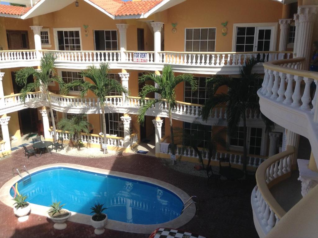 una vista aérea del patio de un hotel con piscina en White Sands shared apartments, en Punta Cana