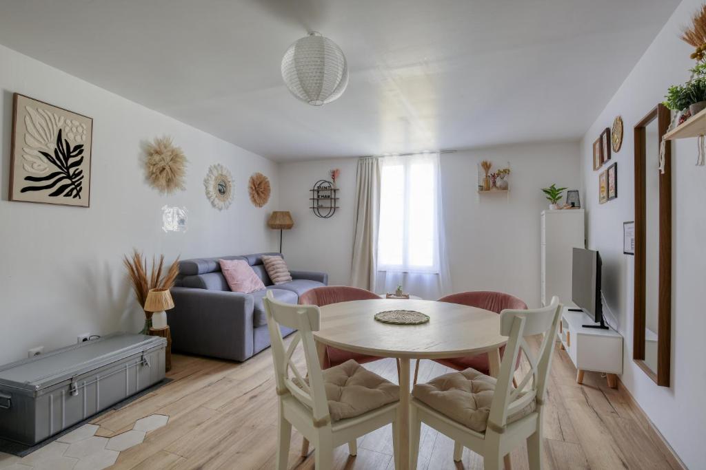 Posezení v ubytování Maison cosy emplacement idéal Chartres, Netflix, Wifi, garage vélos