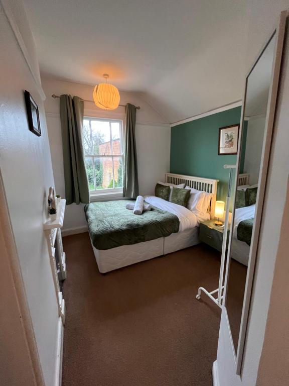 Postel nebo postele na pokoji v ubytování Spacious Home - Solihull Town Centre- Near NEC-BHX