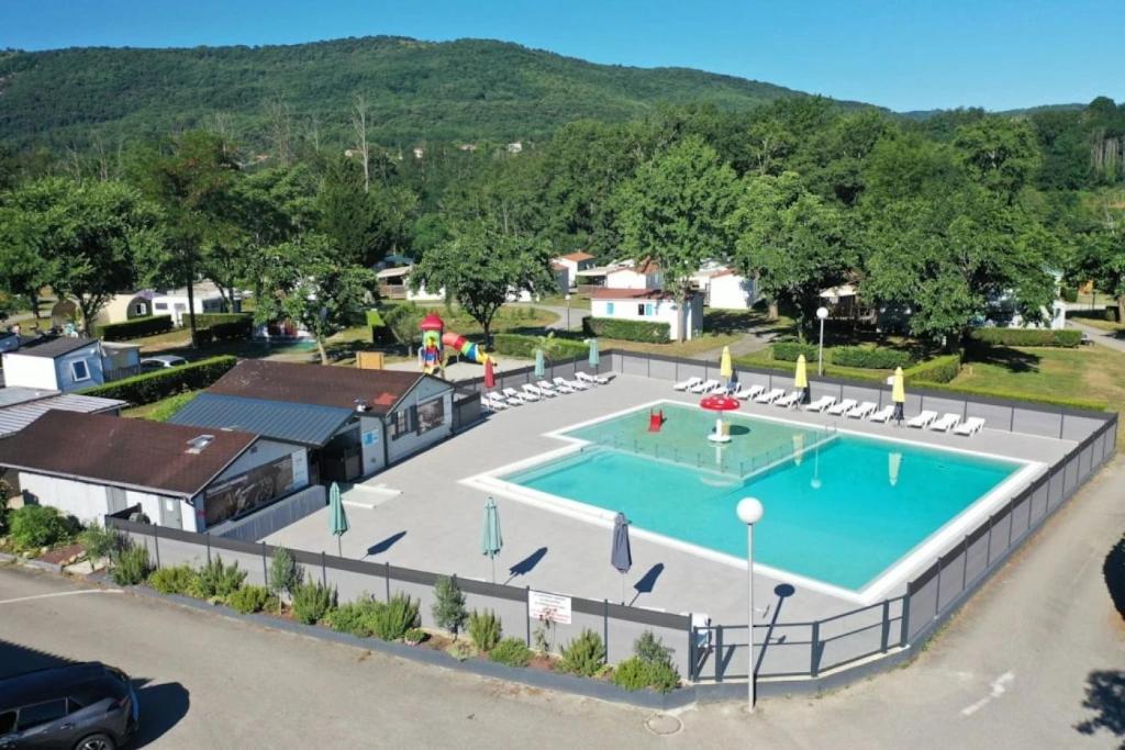 Bazén v ubytování Camping 4 étoiles - Piscine - ccbeece nebo v jeho okolí