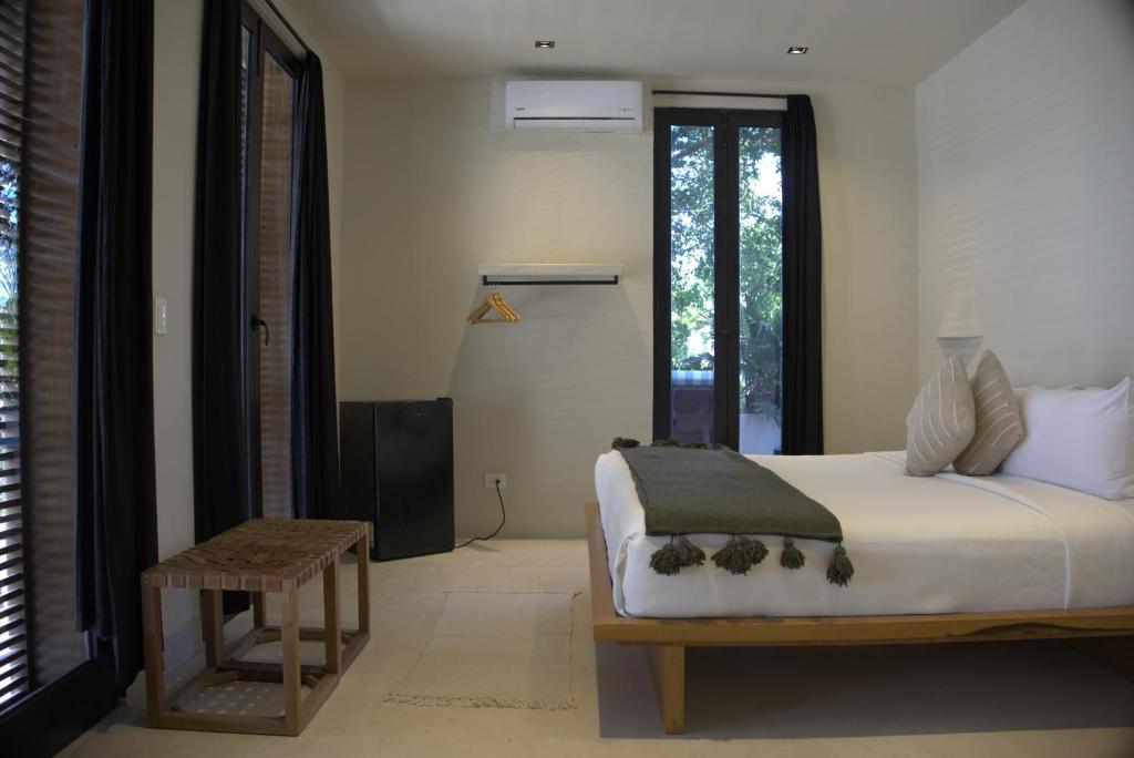 Postel nebo postele na pokoji v ubytování DownTown Tulum Hotel