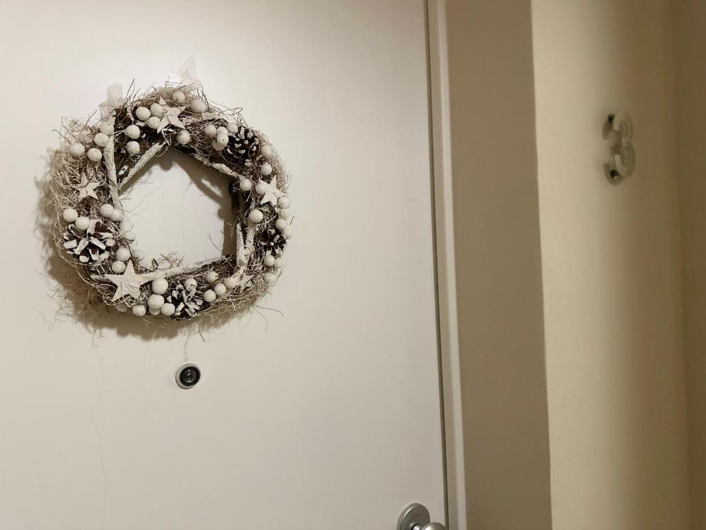 ein Kranz an der Tür einer Tür in der Unterkunft Noua Luxury Studio Apartments in Ravenna
