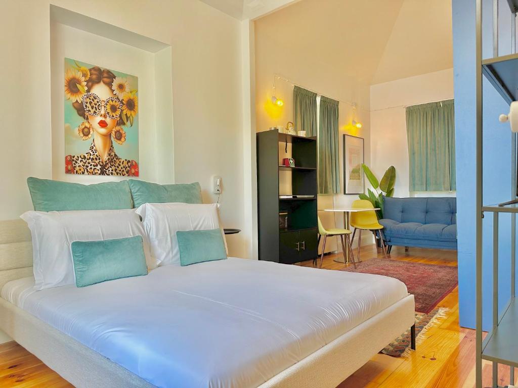 ein Schlafzimmer mit einem großen Bett und ein Wohnzimmer in der Unterkunft Espada Preta Apartments in Câmara de Lobos