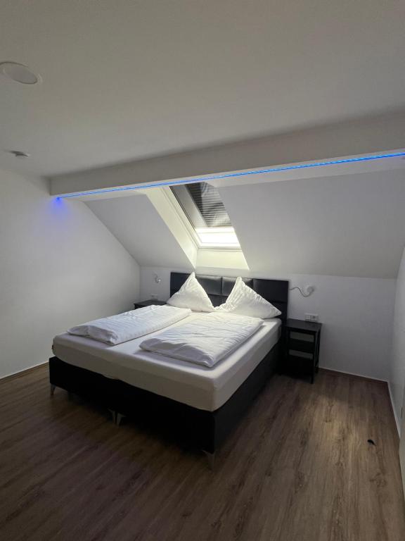 Bett in einem Zimmer mit einer Decke in der Unterkunft Pension Zwei A Altstadt in Leverkusen