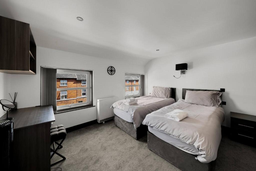 En eller flere senge i et værelse på Luxury Modern 3bed 3en-suites | Central Reading