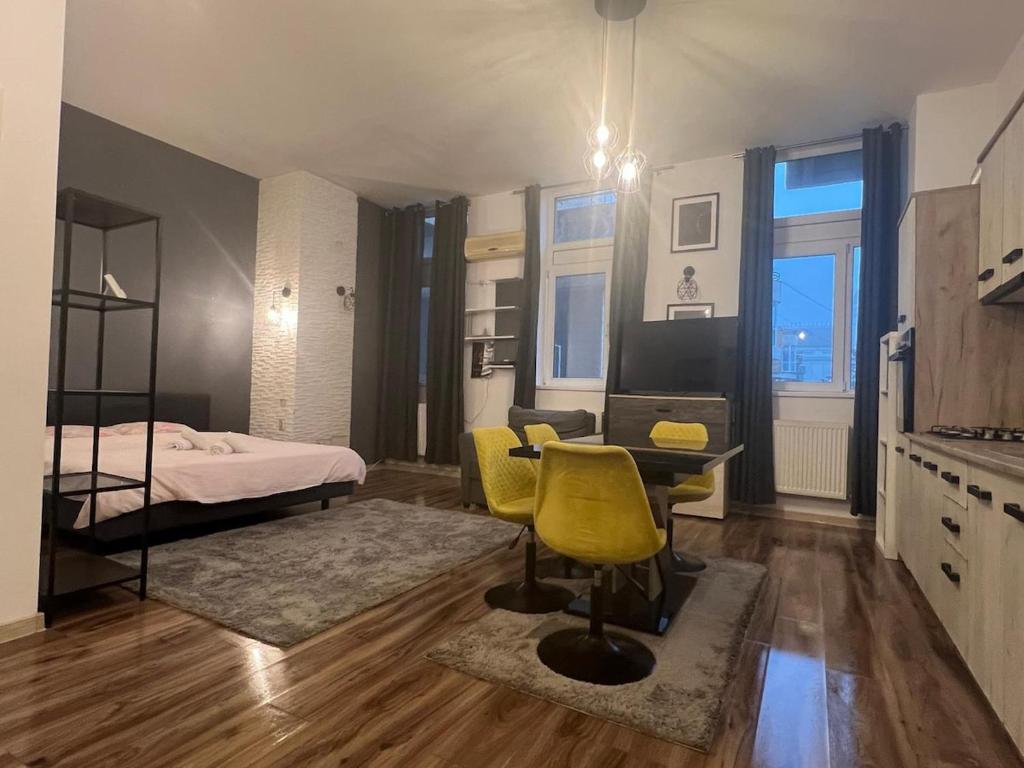 En eller flere senge i et værelse på Studio near the Metropolitan Church