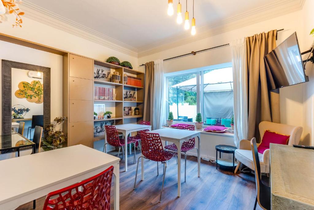 een woonkamer met een tafel en stoelen en een raam bij Quiet Point in Porto