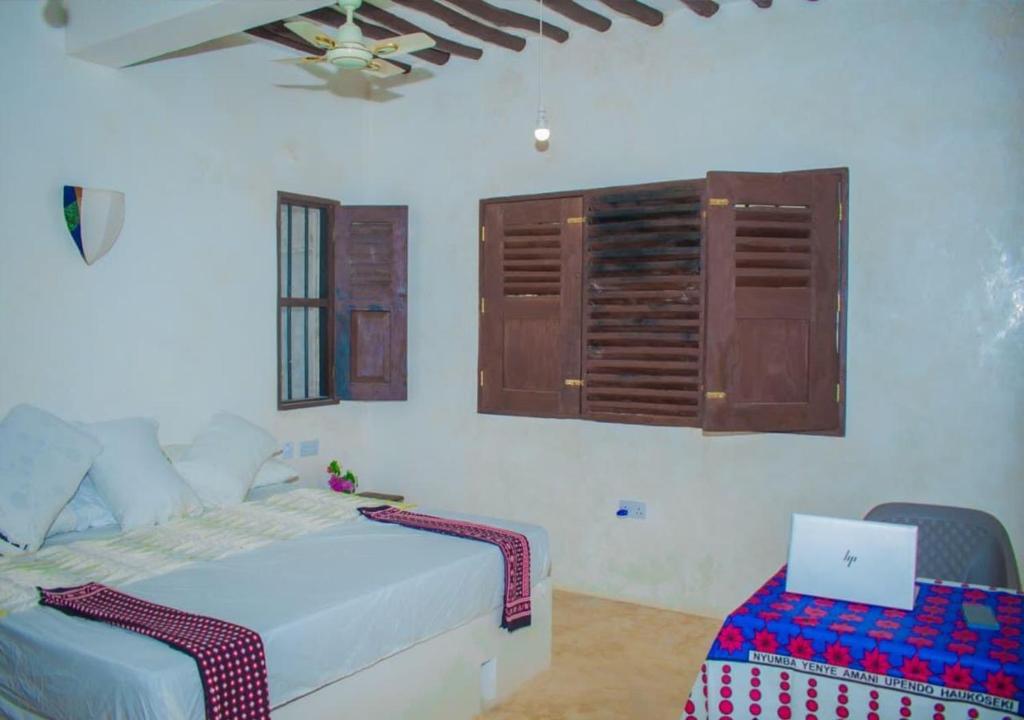 Postel nebo postele na pokoji v ubytování Amani Guest House, Utukuni Lamu Island