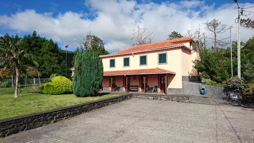 una casa con una entrada delante de ella en Quinta do Lagar, en Santa Cruz