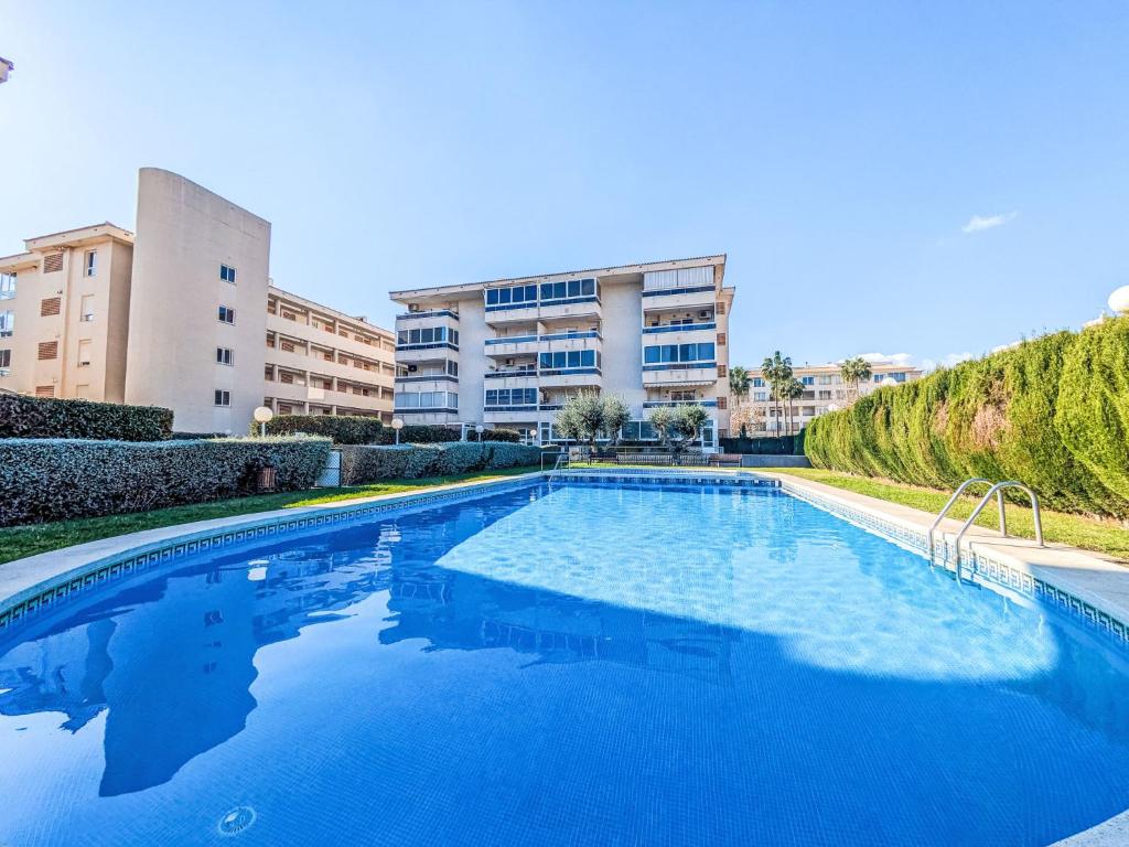 ein großes Schwimmbad vor einem Gebäude in der Unterkunft Apartment Celio I by Interhome in Albir