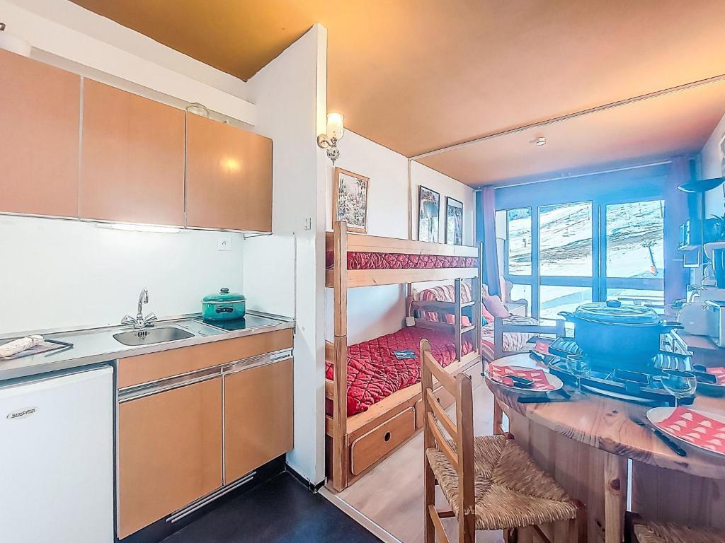 een keuken met een stapelbed en een keuken met een tafel bij Studio Cosmos-7 by Interhome in Le Corbier