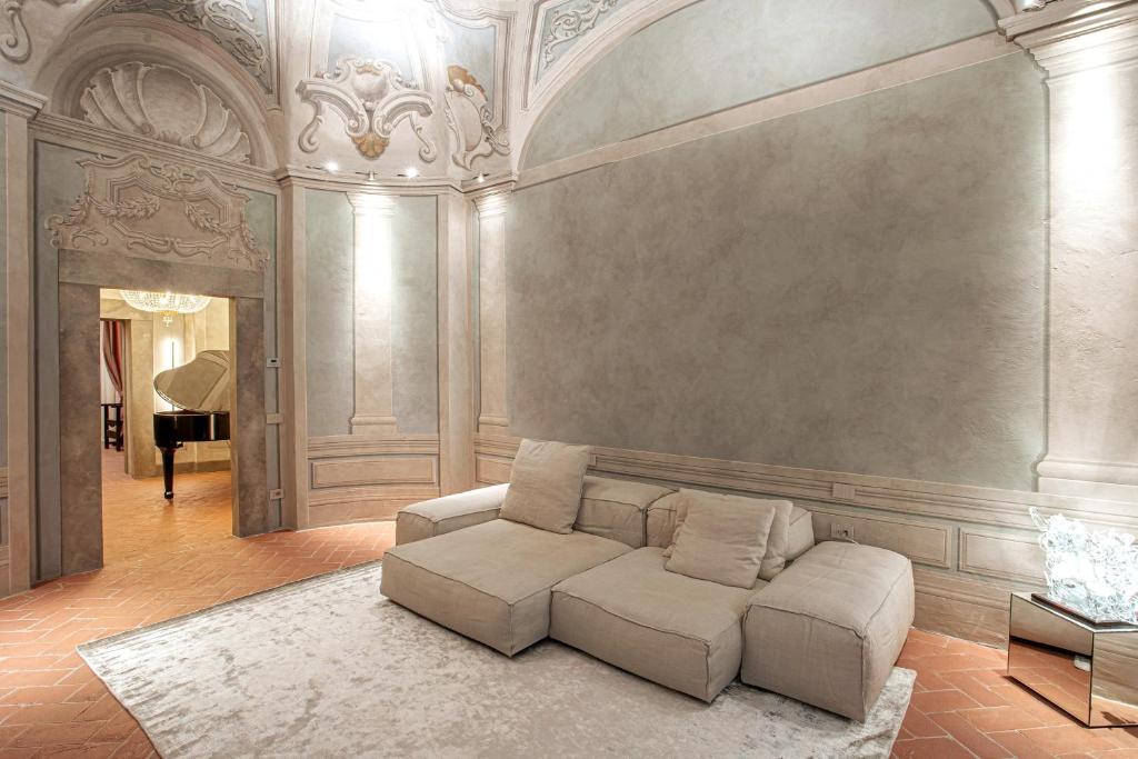 een woonkamer met een bank en een piano bij Prestigioso Palazzo Fiorentino in Florence