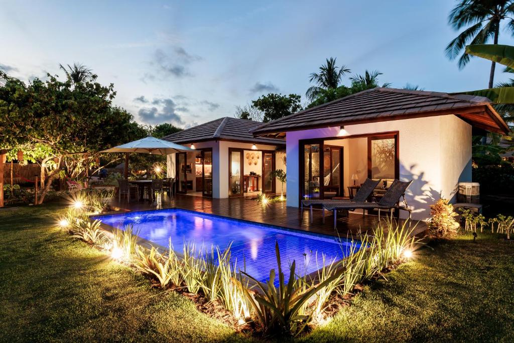 a house with a swimming pool in the yard at Tua Pousada Boutique Tatuamunha, Rota Ecológica dos Milagres, Porto de Pedras, Alagoas in Tatuamunha