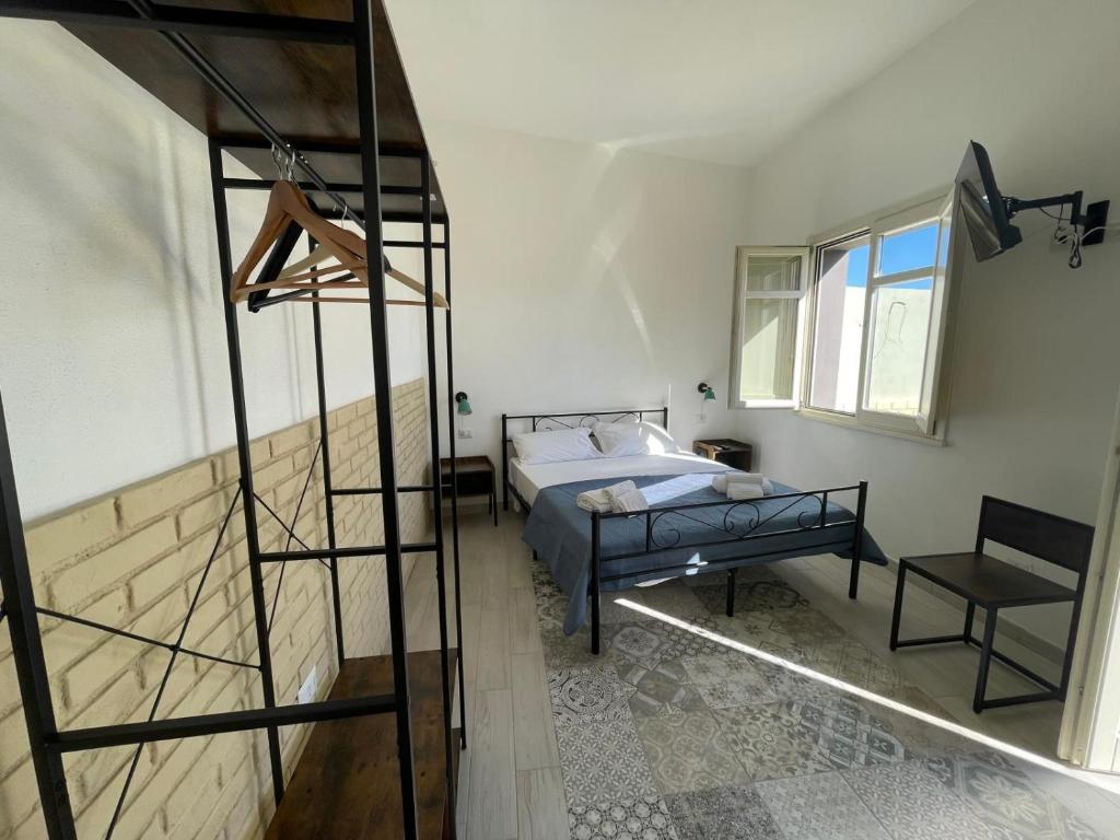 een slaapkamer met een stapelbed en een ladder bij Luxar Suites & Apartments in Assemini