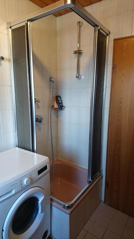 une douche et une machine à laver dans une salle de bain dans l'établissement GMA Apartment R11, à Schwanau