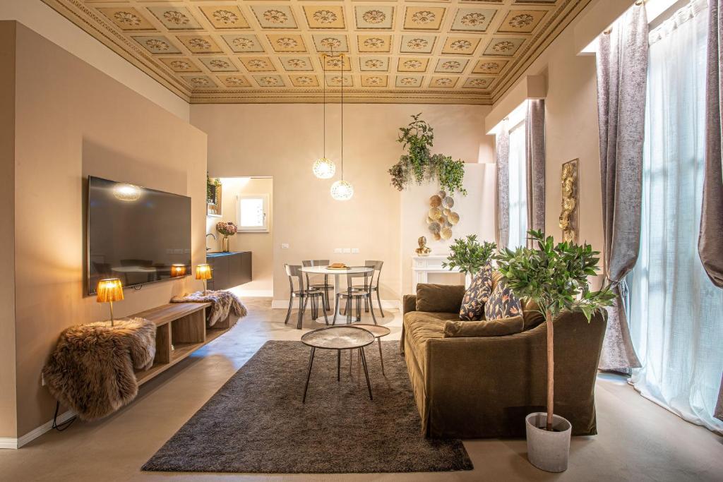 ein Wohnzimmer mit Sofa und Tisch in der Unterkunft Romantica Suite nel cuore Firenze in Florenz