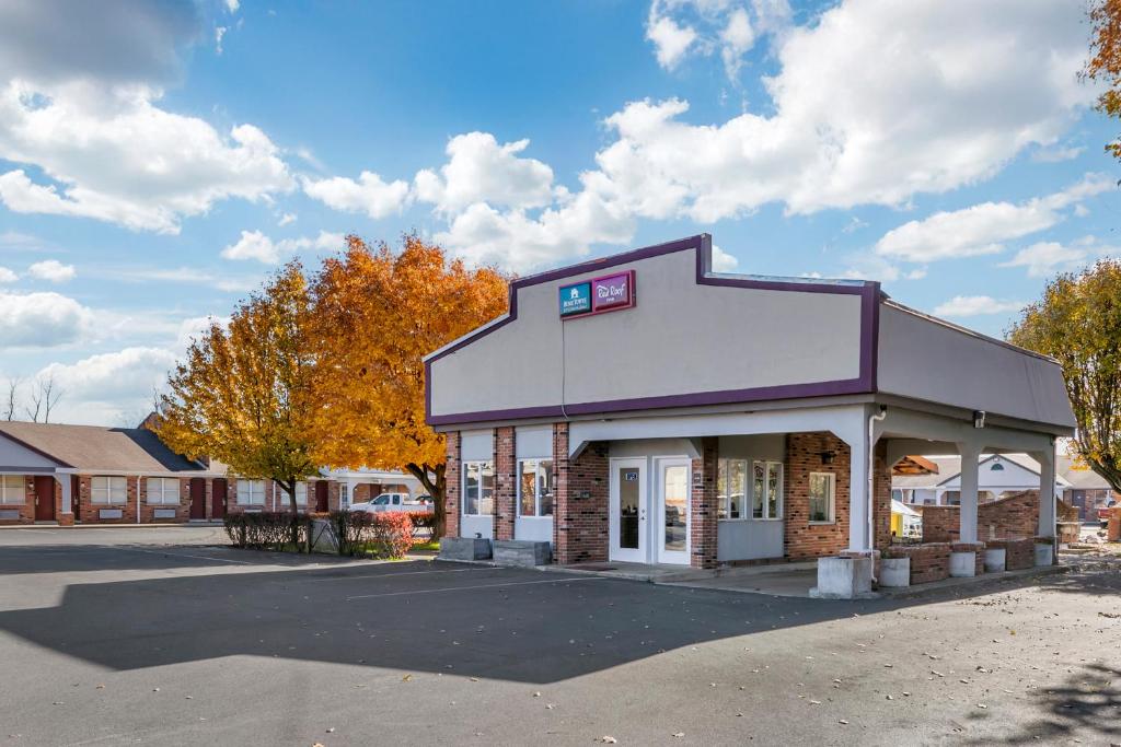 un parking vide devant un bâtiment dans l'établissement HomeTowne Studios by Red Roof Georgetown, KY, à Georgetown