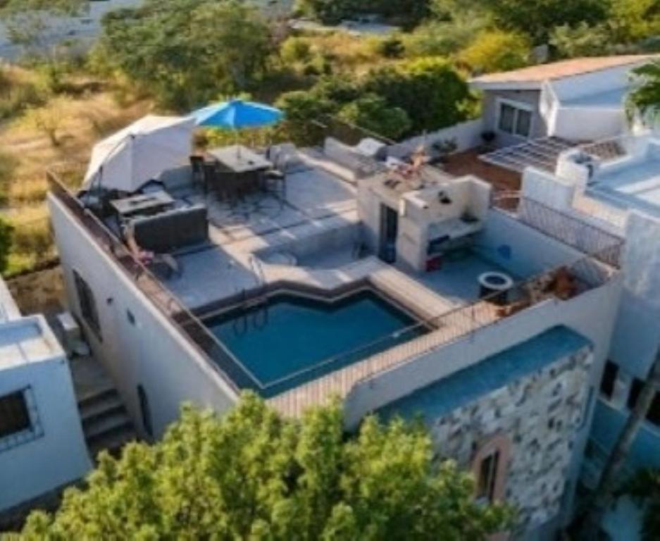 Luftaufnahme eines Hauses mit Swimmingpool in der Unterkunft Casa de las Olas in El Pueblito