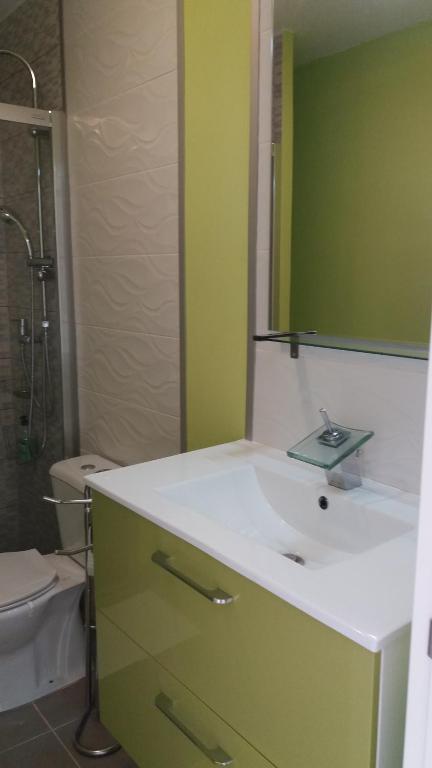 ビリャホヨサにあるApartamento Gasparotのバスルーム(洗面台、鏡付)