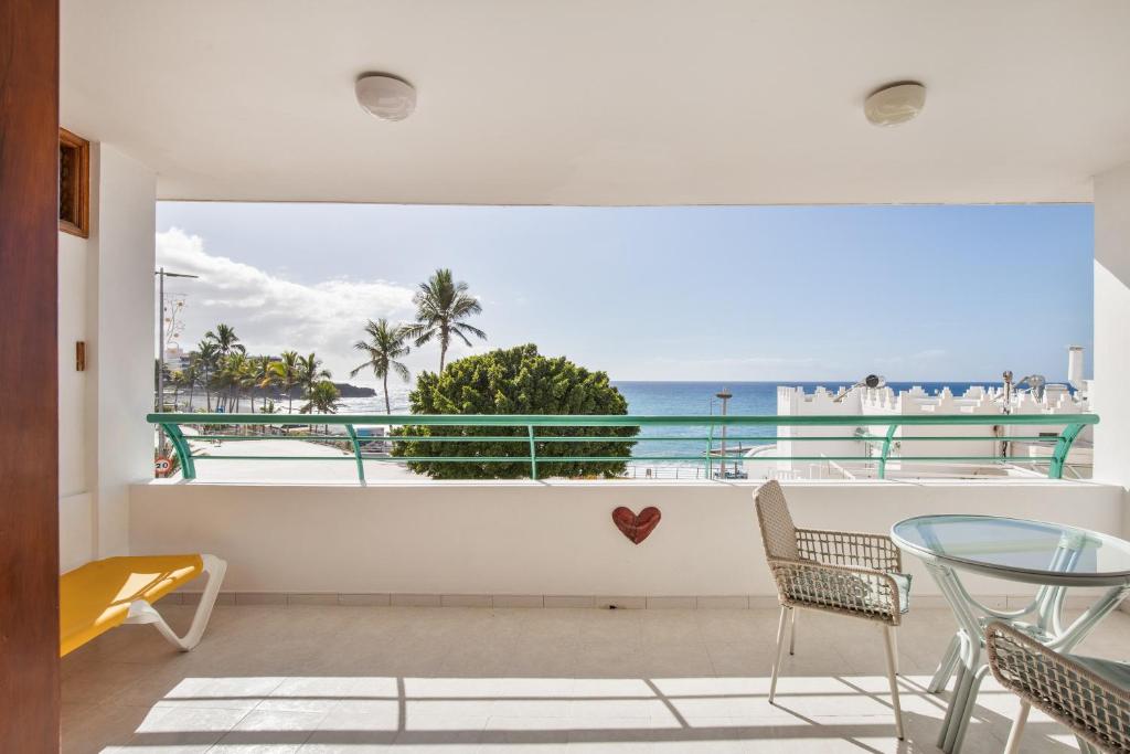 een kamer met een balkon met uitzicht op de oceaan bij Playa Delphin 105 in Puerto Naos