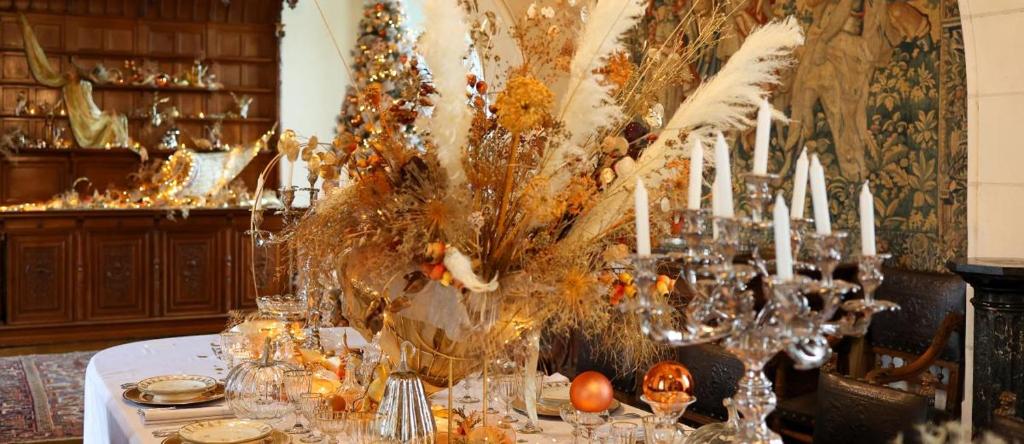 ein Esstisch mit Gläsern und einem Mittelstück in der Unterkunft LA BIGOTTIERE DU PORT in Saint-Georges-sur-Cher