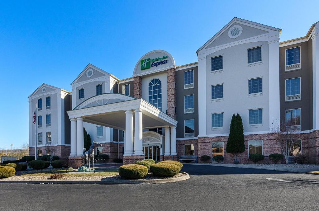 ein Hotelgebäude mit einem Pavillon davor in der Unterkunft Holiday Inn Express Lexington by IHG in Lexington