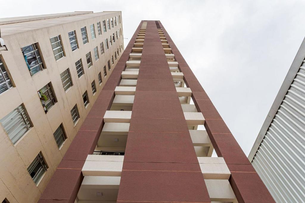 ein hohes Gebäude, das in den Himmel blickt in der Unterkunft Edifício La Tour Residence | Centro – Curitiba in Curitiba