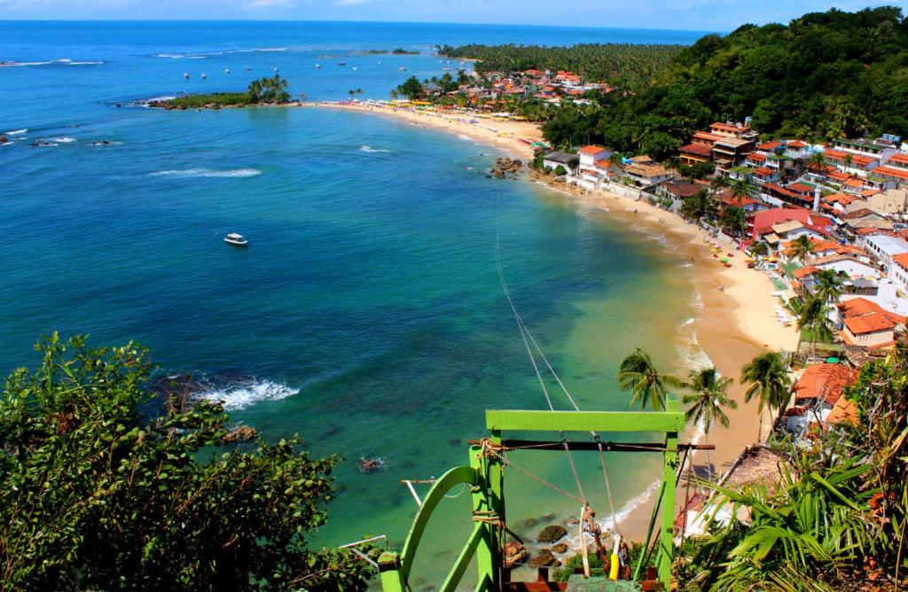 a view of a beach with buildings and the ocean at Duplex Morro de São Paulo in Cairu