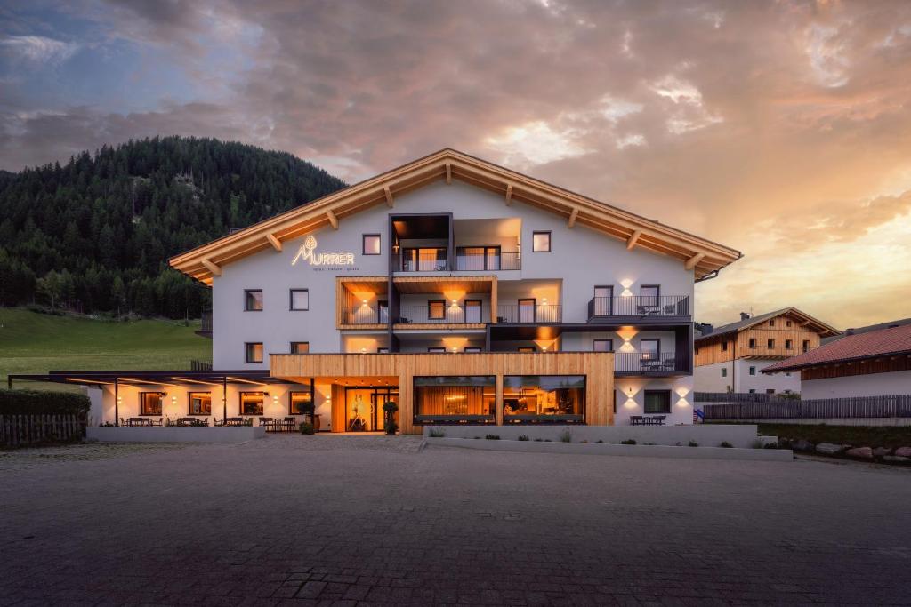 Nespecifikovaný výhled na hory nebo výhled na hory při pohledu z prázdninového domu