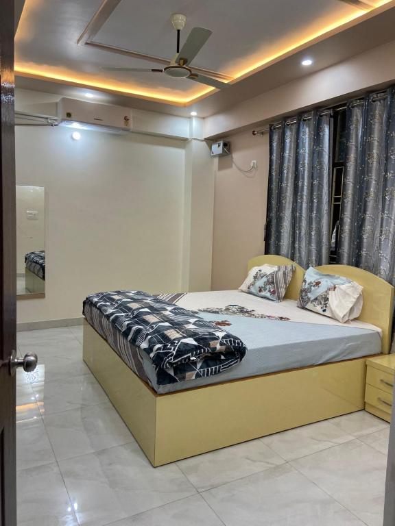 une chambre avec un lit dans une pièce dans l'établissement Shivasti Heritage Stays, à Jāmb