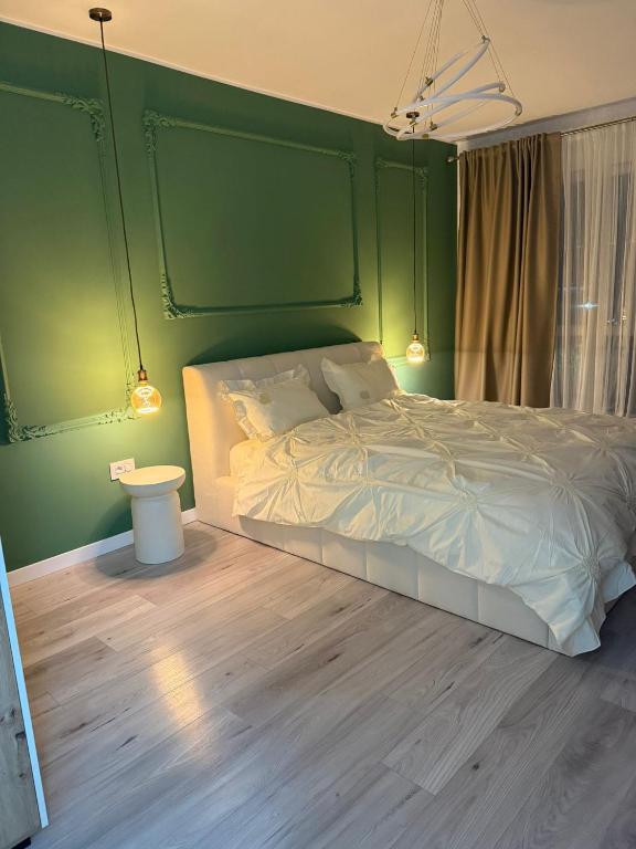 une chambre avec une tête de lit verte et un lit dans l'établissement Dobroesti House 13, à Colentina