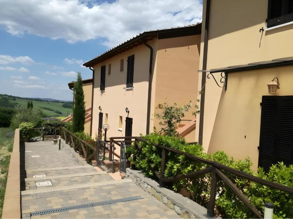 een huis met een trap naar een gebouw bij Villette di Contignano in Contignano