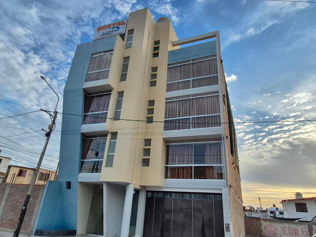 ein hohes Gebäude mit einem Himmel im Hintergrund in der Unterkunft Hostal S`DMAR in Mollendo