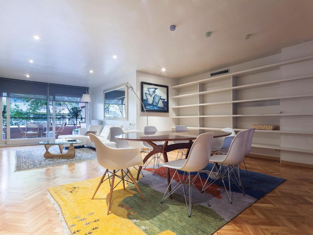 a dining room with a table and white chairs at Apartment Barcelona Rentals - Classic Bonanova Apartment in Barcelona