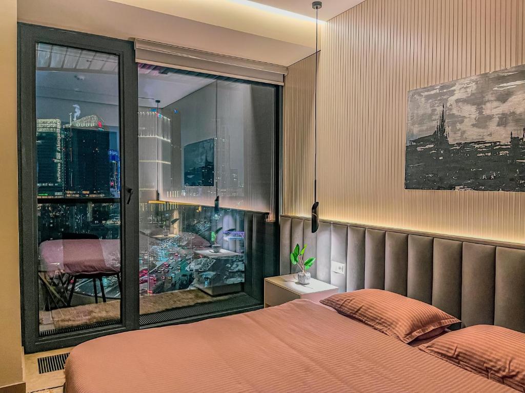 En eller flere senge i et værelse på Apartments Akash U-tower NRG