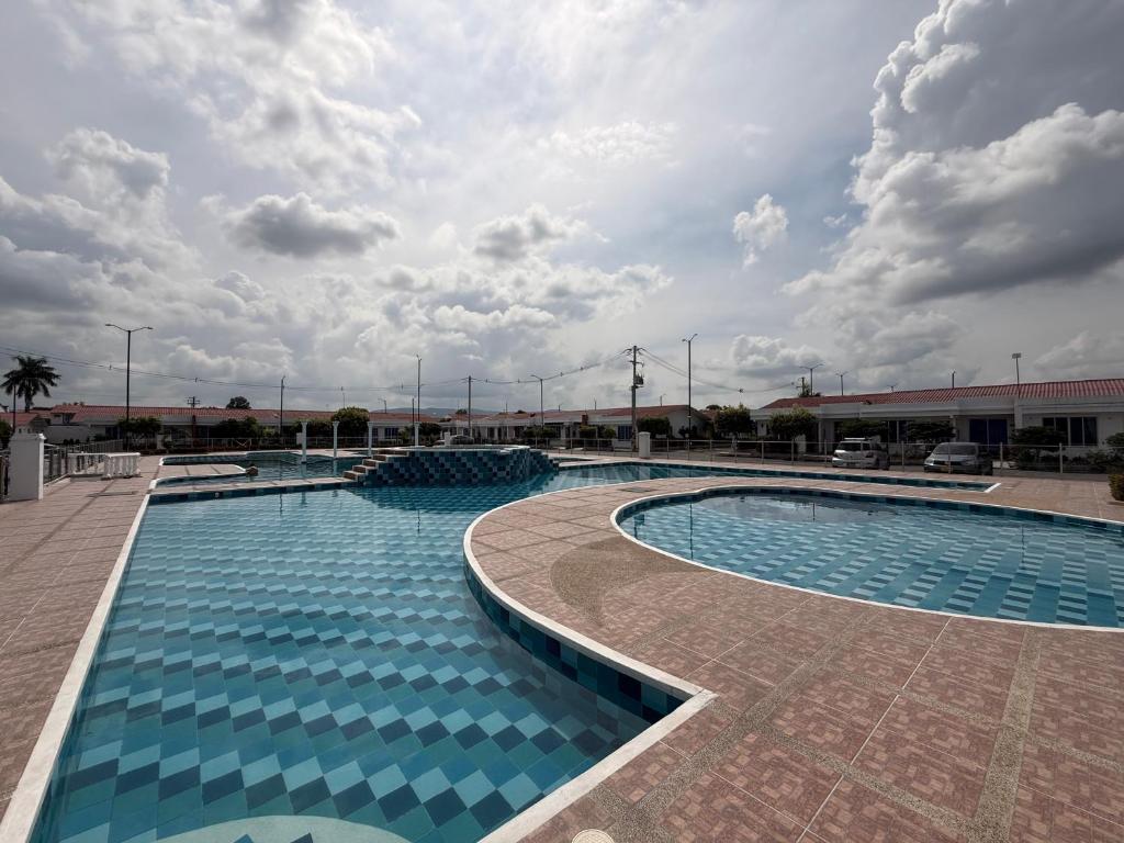 Bazén v ubytování Casa condominio Dubai Flandes nebo v jeho okolí